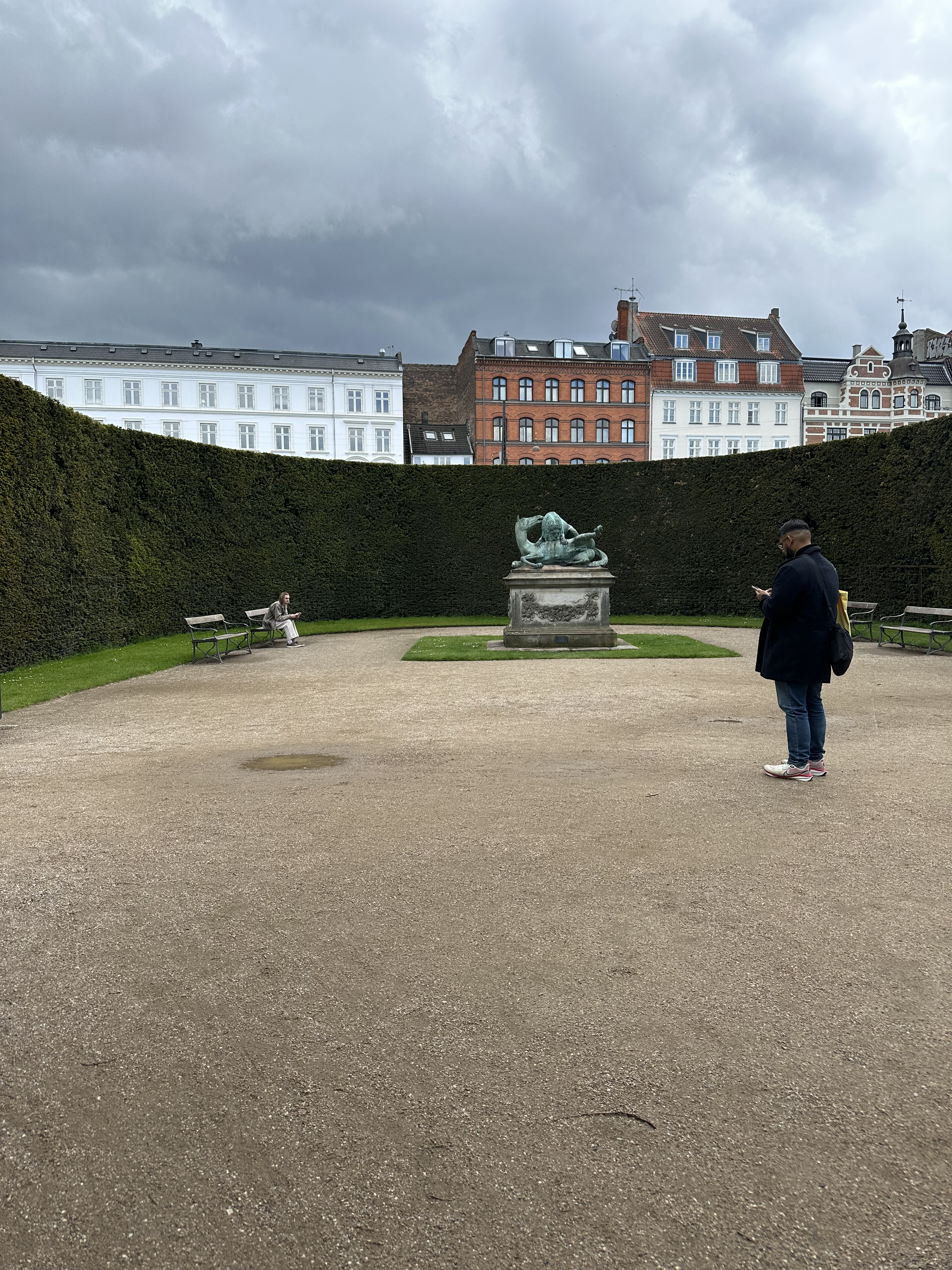 Löwe und Pferd Statue